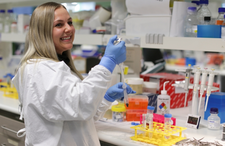 Student in cancer research lab